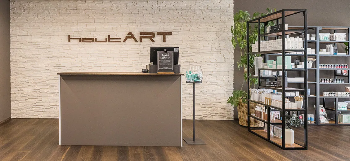 Empfang des hautART Kosmetikinstituts mit Theke und Produktregal