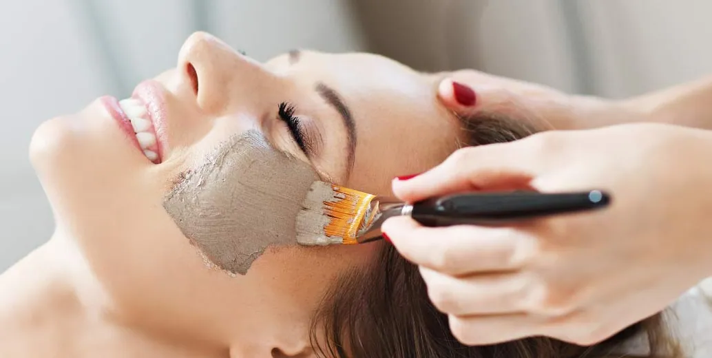 Gesichtsbehandlung mit Maske und Pinsel