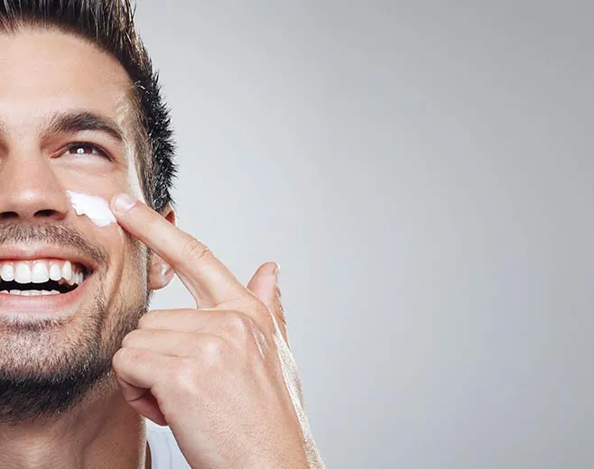 Mann mit Gesichtspflege