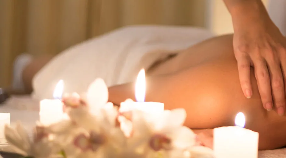 Entspannende Massage bei Kerzenlicht